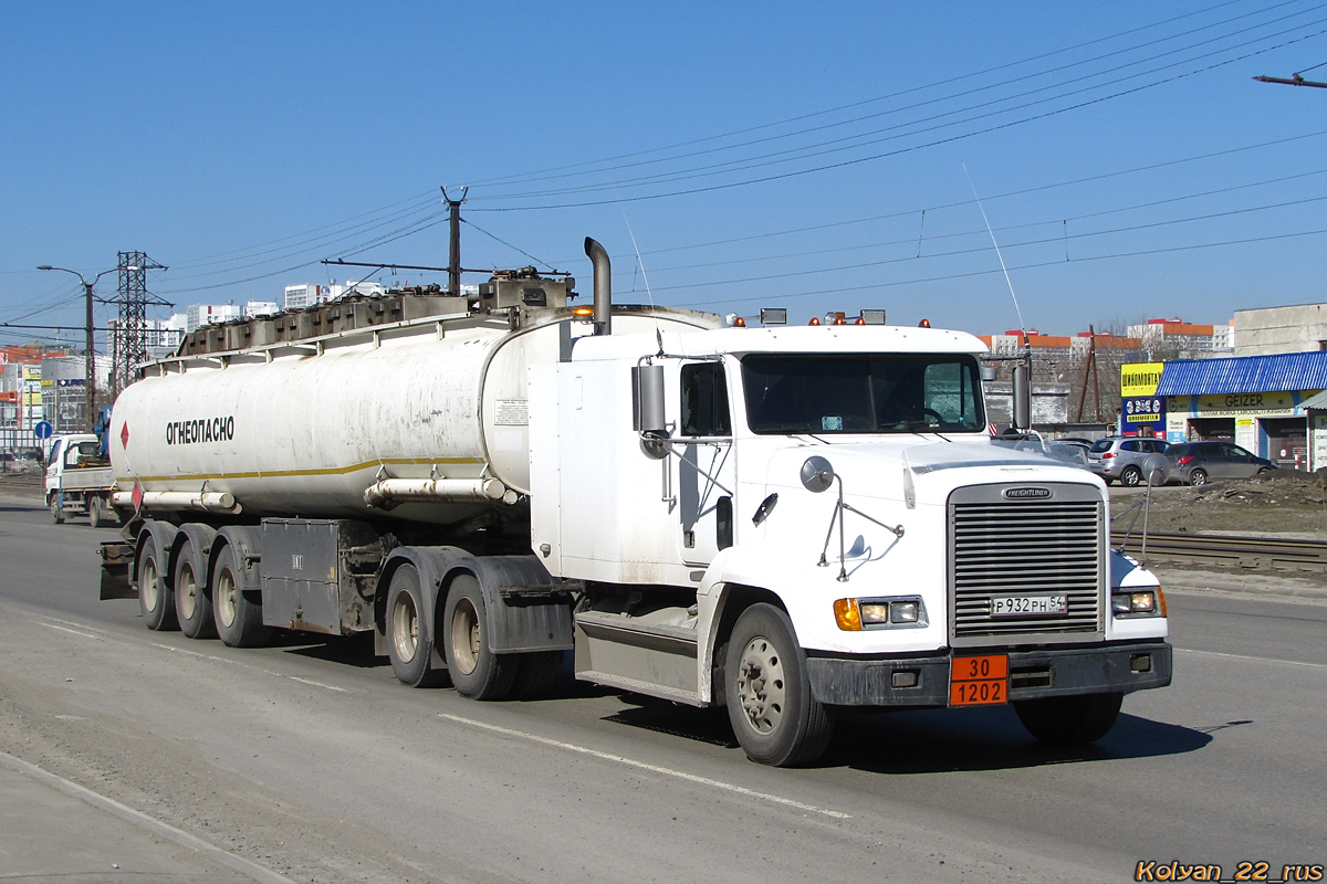 Алтайский край, № Р 932 РН 54 — Freightliner FLD 120