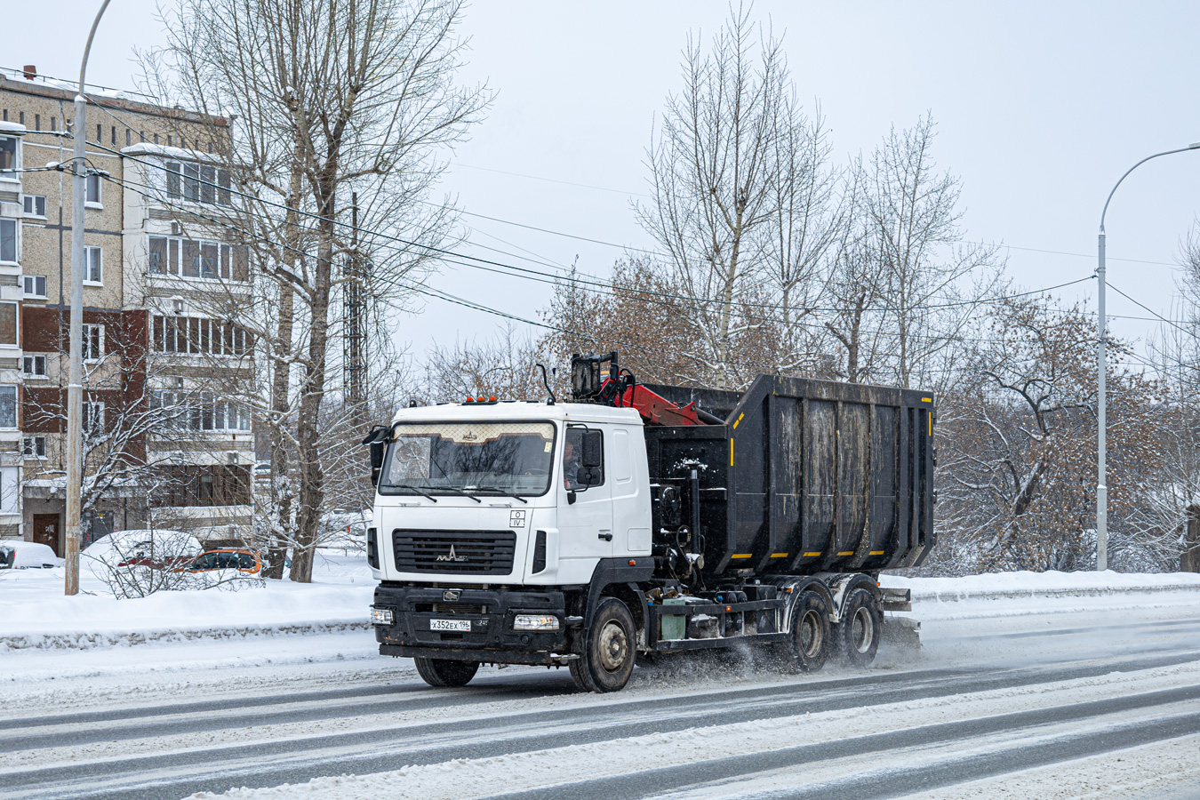 Свердловская область, № Х 352 ЕХ 196 — МАЗ-631228