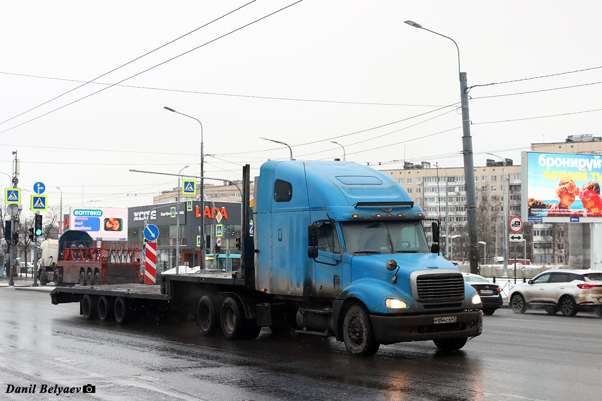Ленинградская область, № Р 054 СХ 47 — Freightliner Columbia