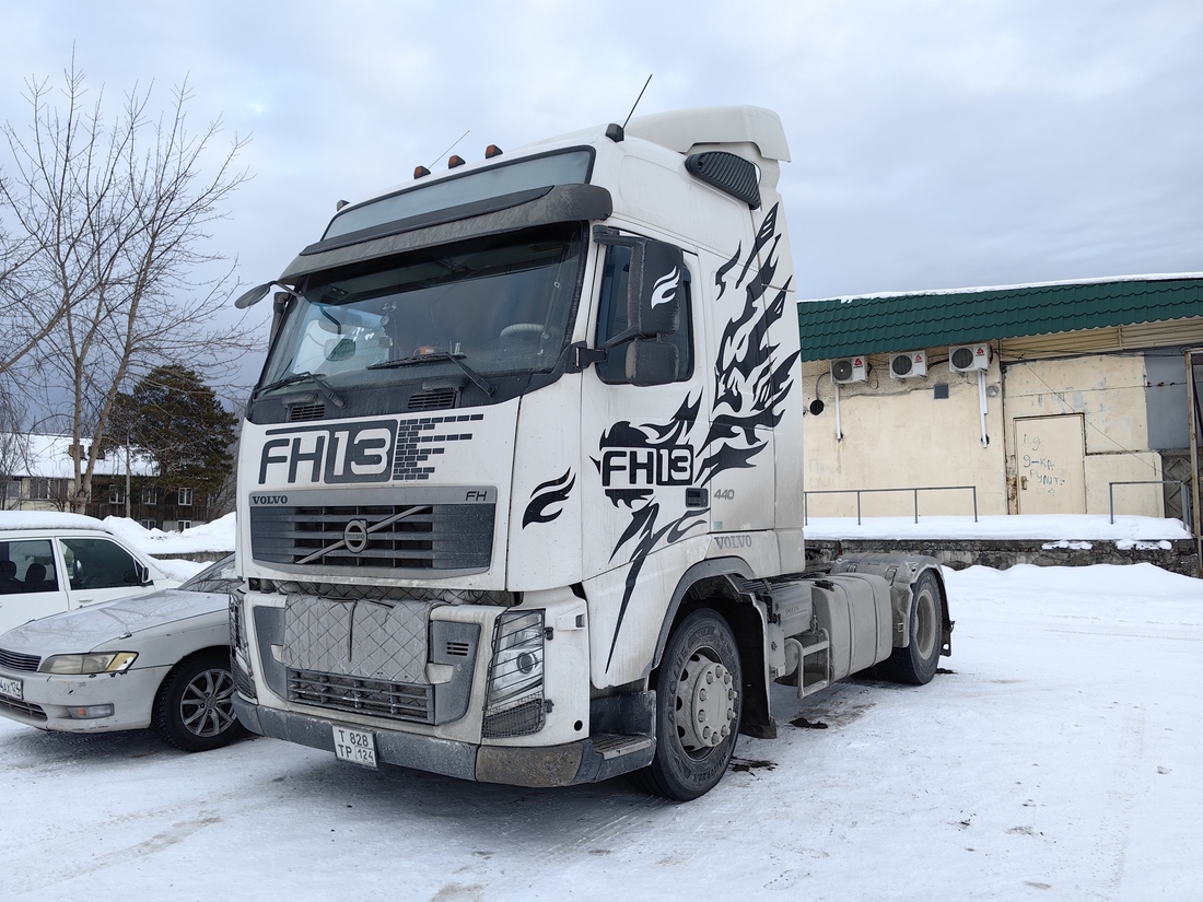 Красноярский край, № T 828 TP 124 — Volvo ('2008) FH.460 [X9P]