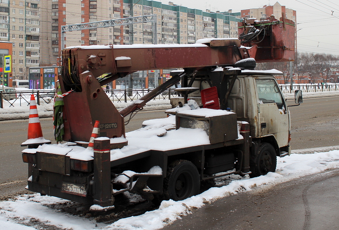 Ленинградская область, № В 825 ТК 147 — Mitsubishi Fuso Canter