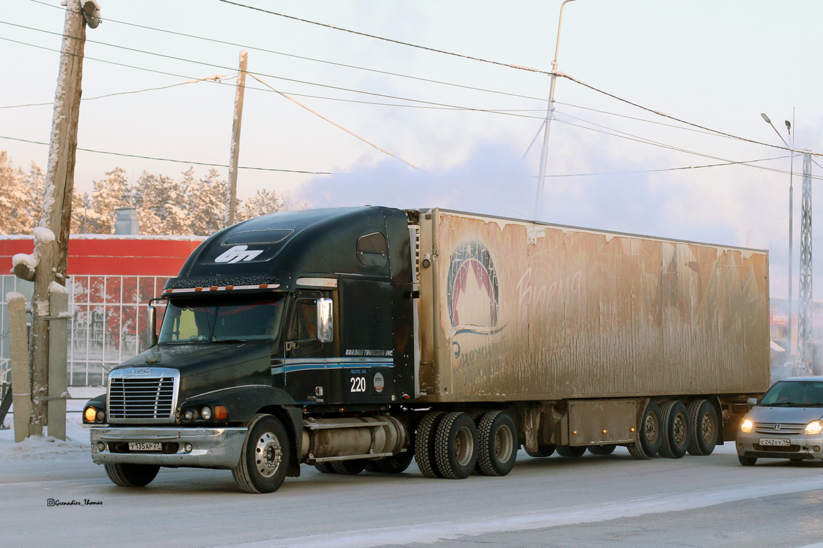 Хабаровский край, № У 135 АР 27 — Freightliner Century Class