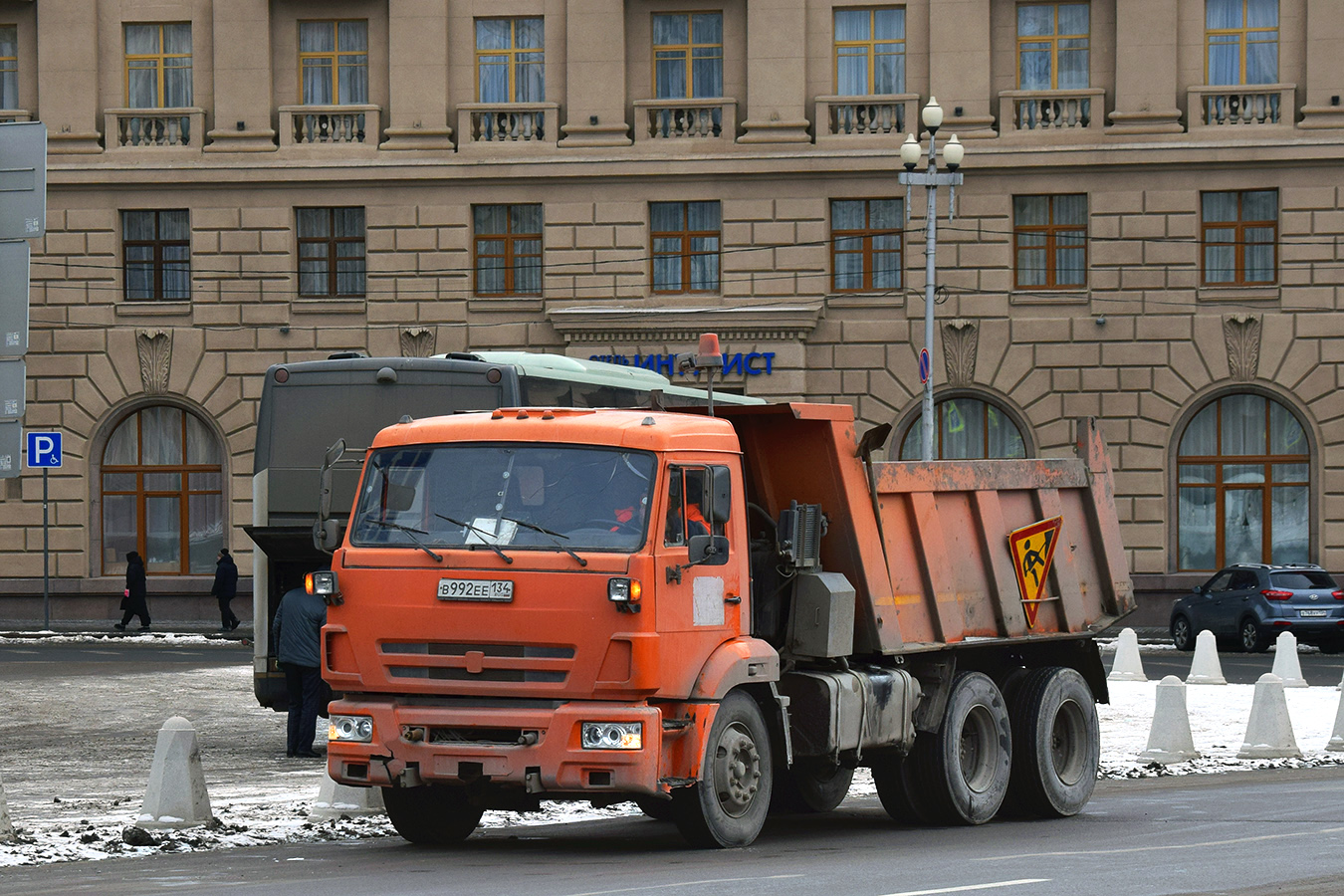 Волгоградская область, № В 992 ЕЕ 134 — КамАЗ-65115-L4(19)