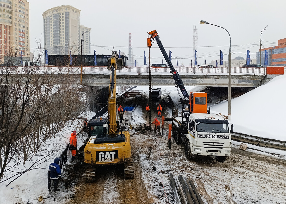 Московская область, № 0547 ХВ 50 — Caterpillar (общая модель); Москва, № Н 327 РЕ 797 — КамАЗ-43118 (общая модель)