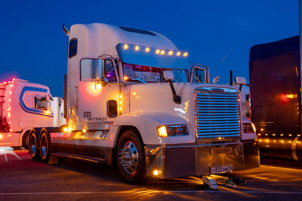 Челябинская область, № У 832 ХМ 74 — Freightliner FLD 120; Московская область — Фестиваль TruckDay 2025