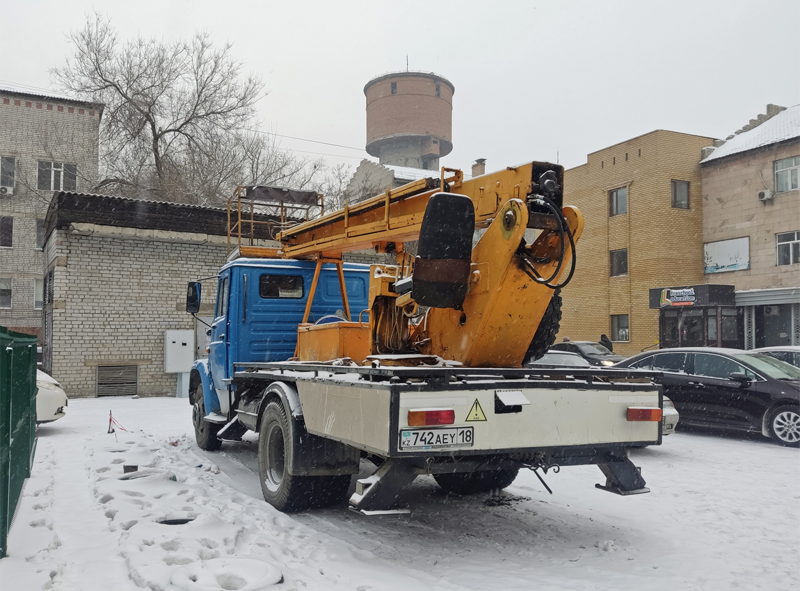 Абайская область, № 742 AEY 18 — ЗИЛ-4331/4329/4332/4333/4335 (общ.мод.)