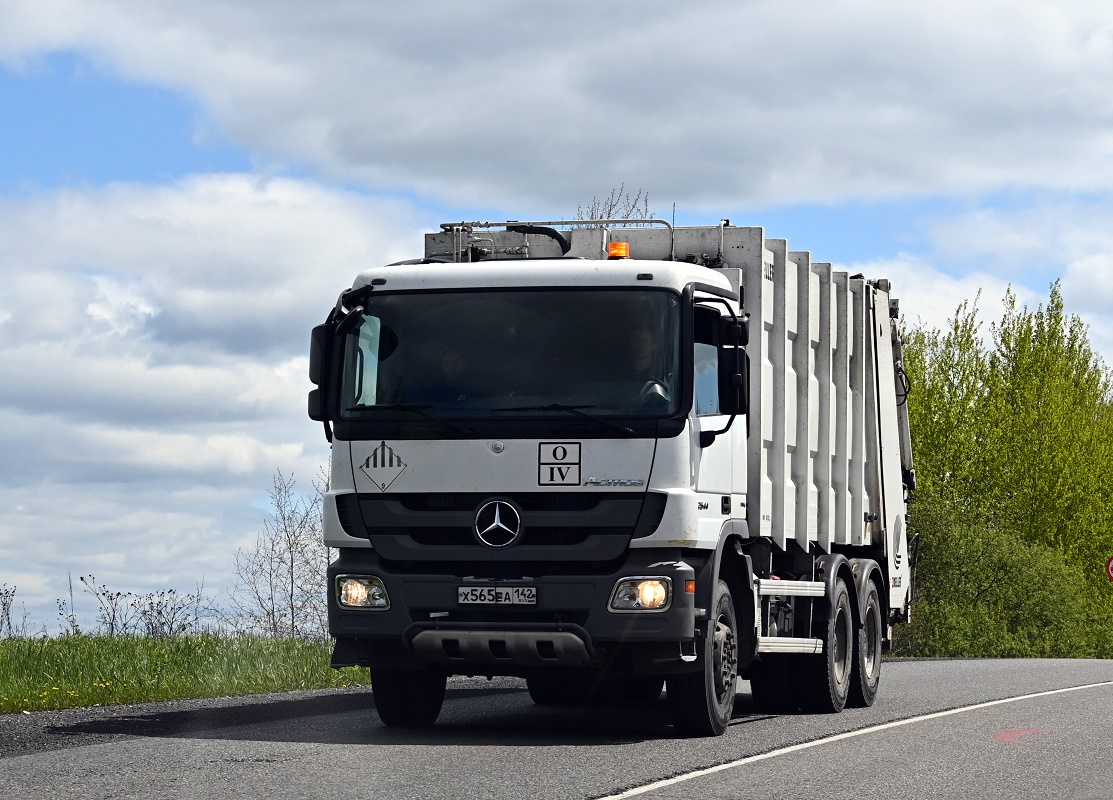 Кемеровская область, № Х 565 ЕА 142 — Mercedes-Benz Actros ('2011)