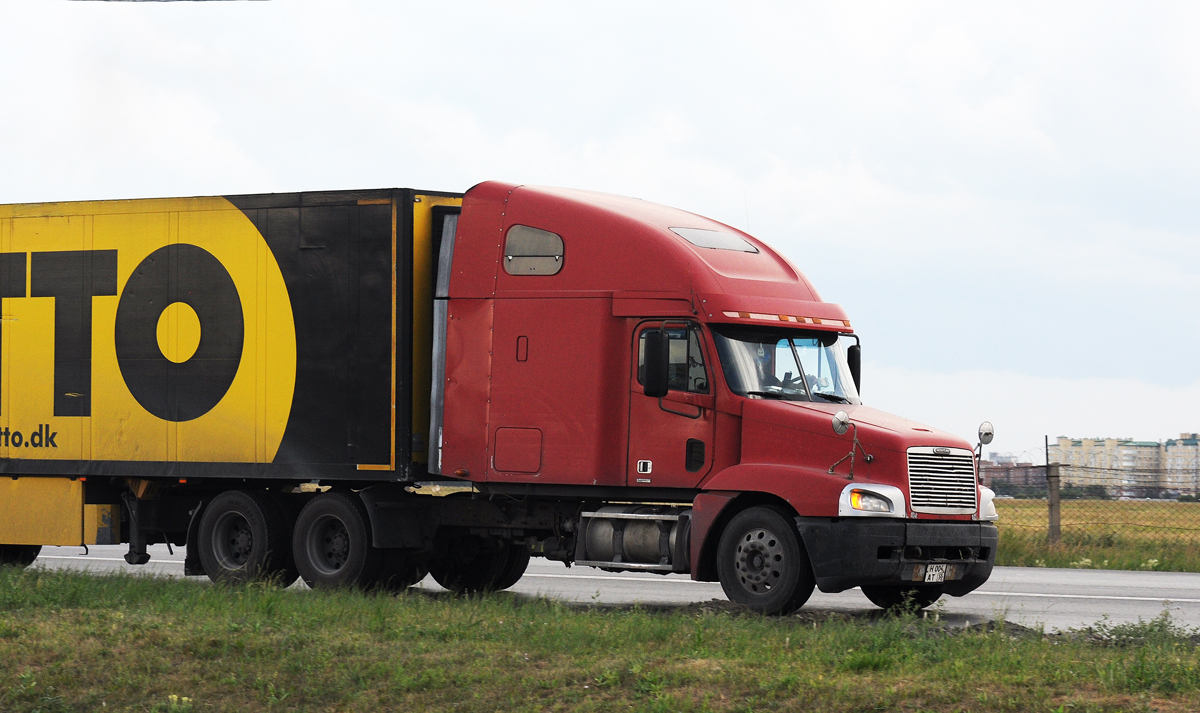 Омская область, № Н 004 АТ 55 — Freightliner Century Class