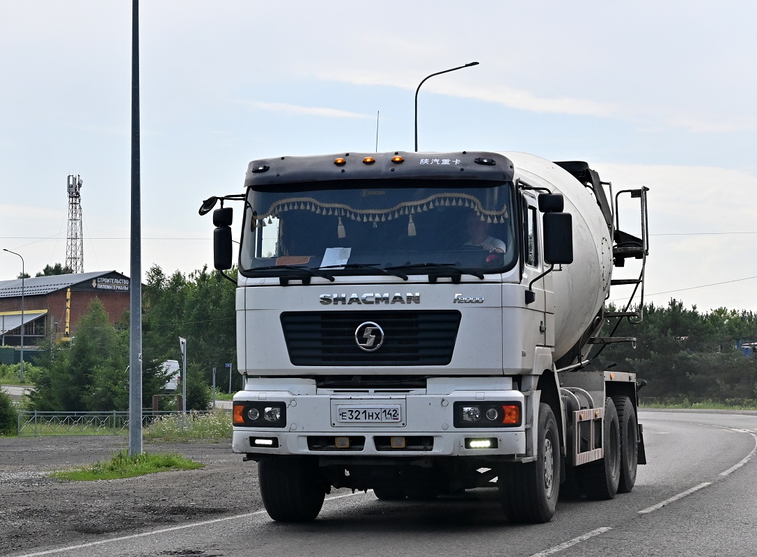 Кемеровская область, № Е 321 НХ 142 — Shaanxi Shacman F2000 SX525x