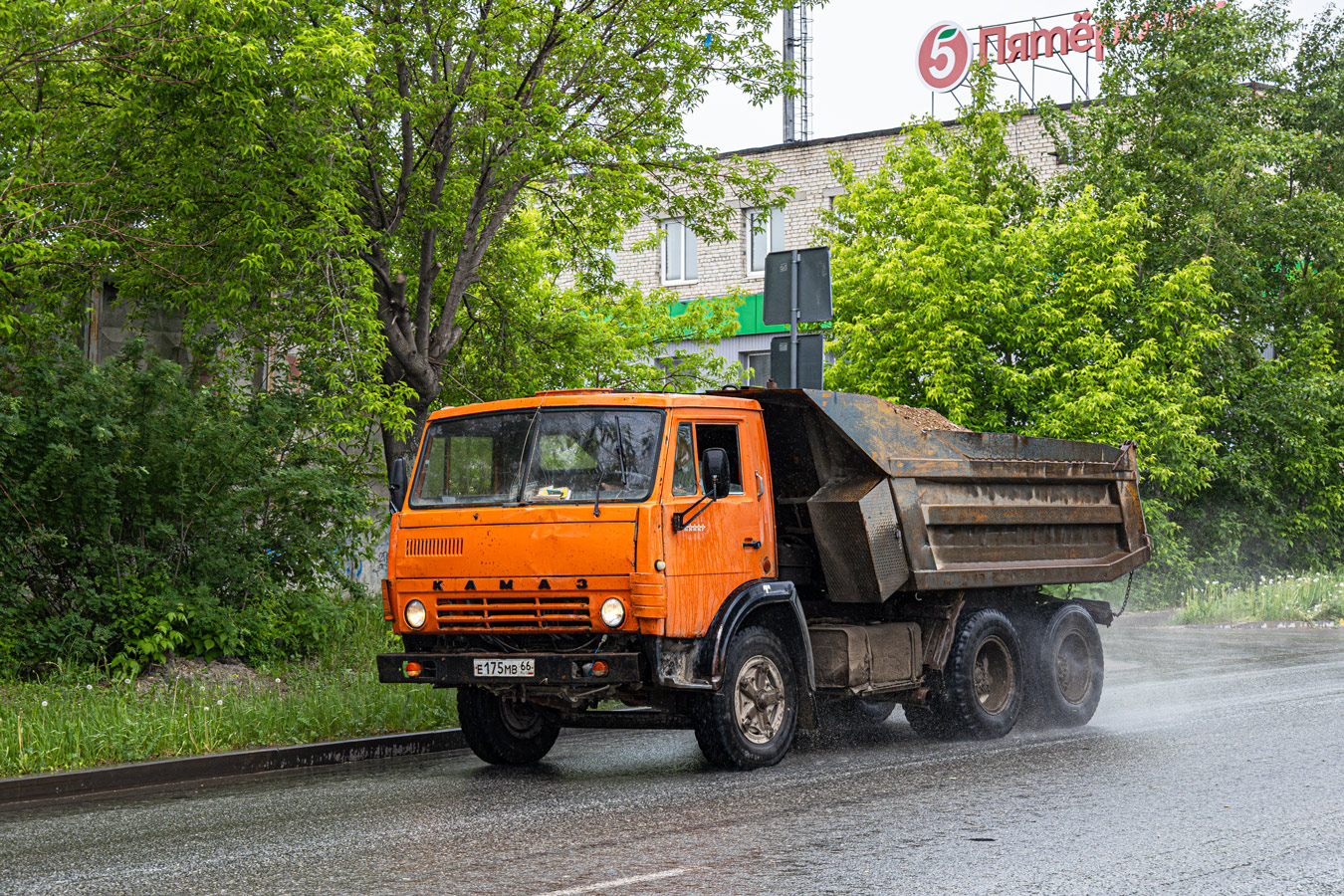 Свердловская область, № Е 175 МВ 66 — КамАЗ-5511