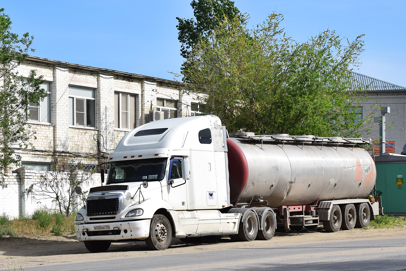 Волгоградская область, № Е 030 АЕ 134 — Freightliner Columbia