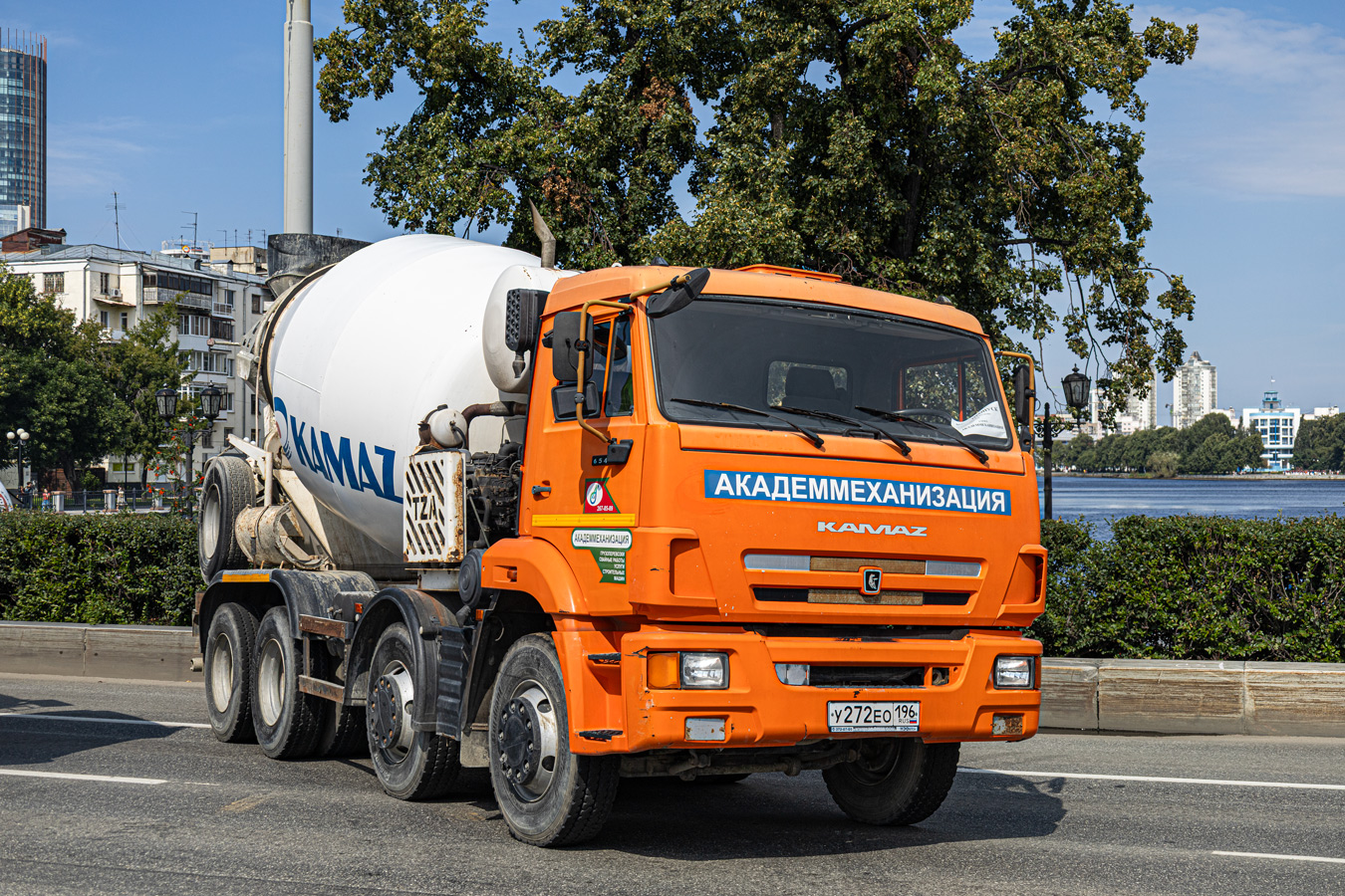 Свердловская область, № У 272 ЕО 196 — КамАЗ-6540-L4(19); Свердловская область — День строителя 2026