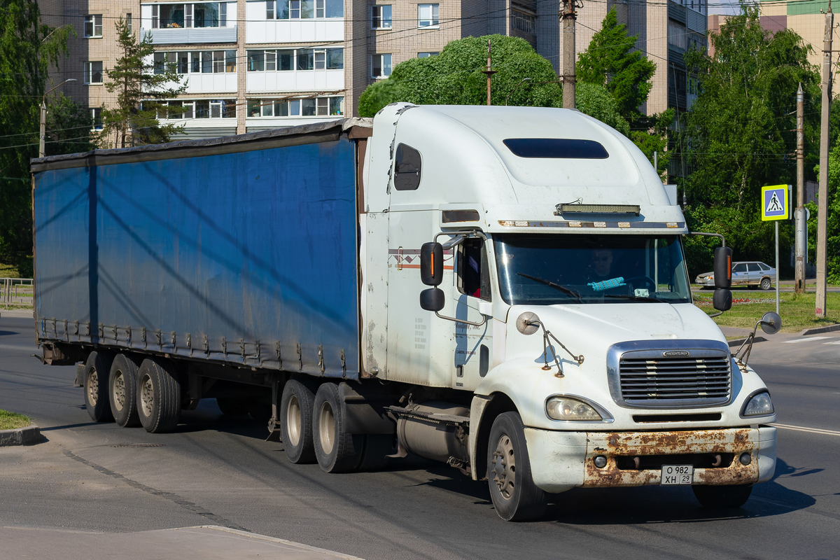 Архангельская область, № О 982 ХН 29 — Freightliner Columbia