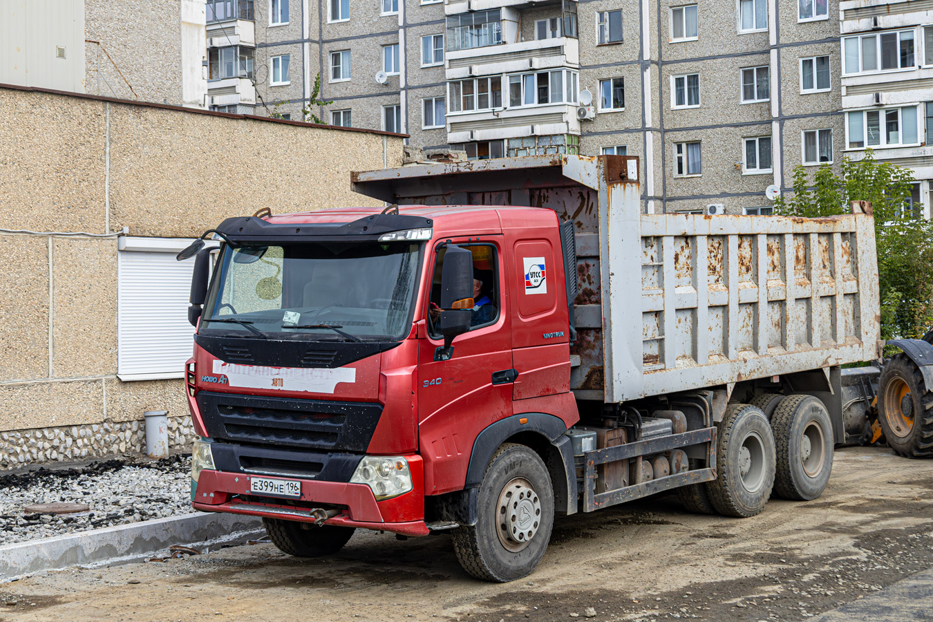 Свердловская область, № Е 399 НЕ 196 — Howo HW ZZ3327