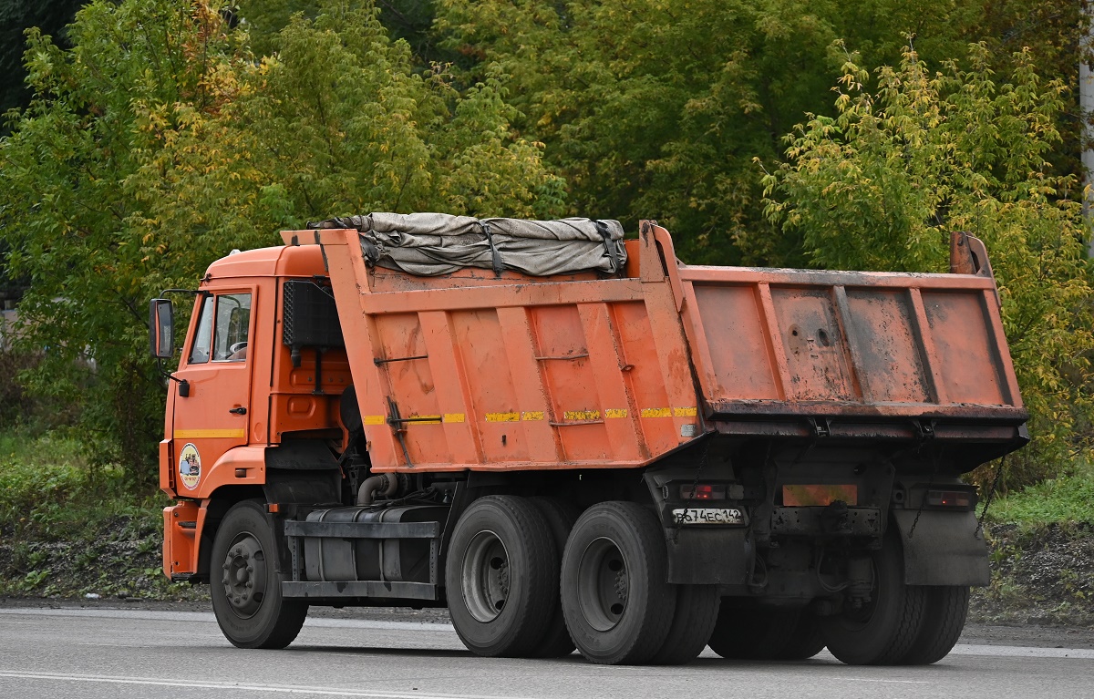 Кемеровская область, № В 674 ЕС 142 — КамАЗ-65115-42