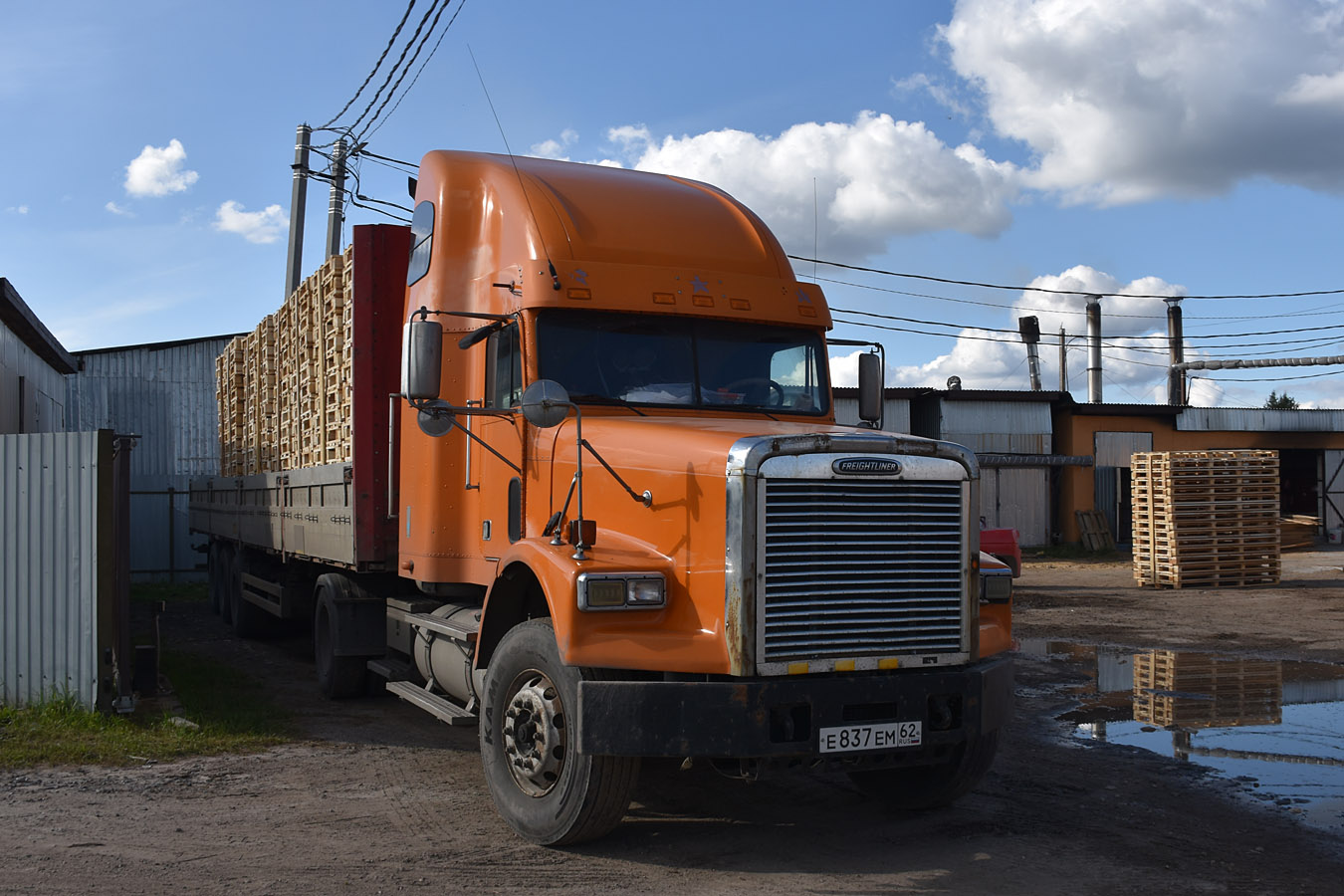 Рязанская область, № Е 837 ЕМ 62 — Freightliner FLD 120 SD