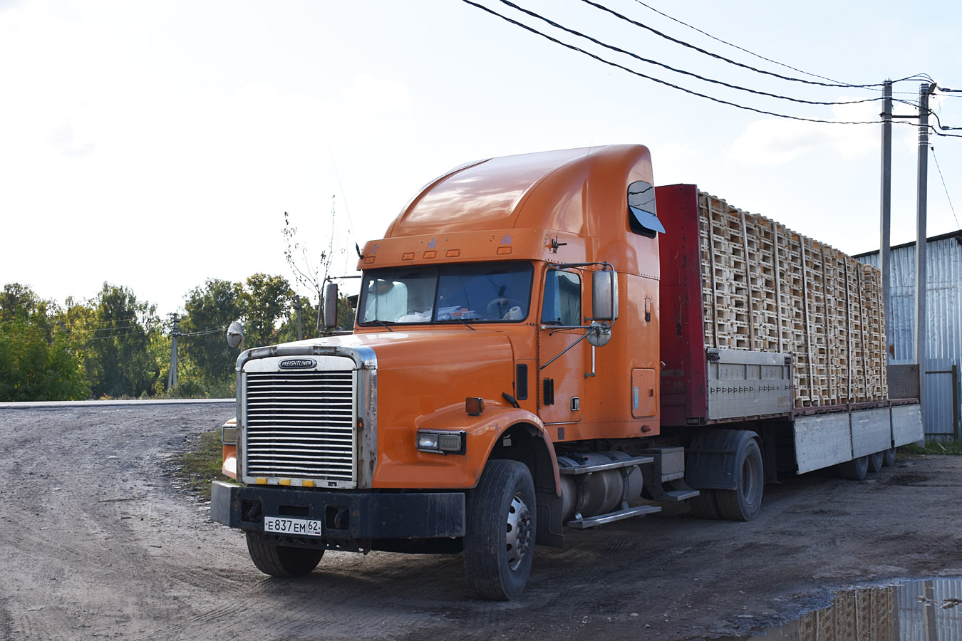 Рязанская область, № Е 837 ЕМ 62 — Freightliner FLD 120 SD