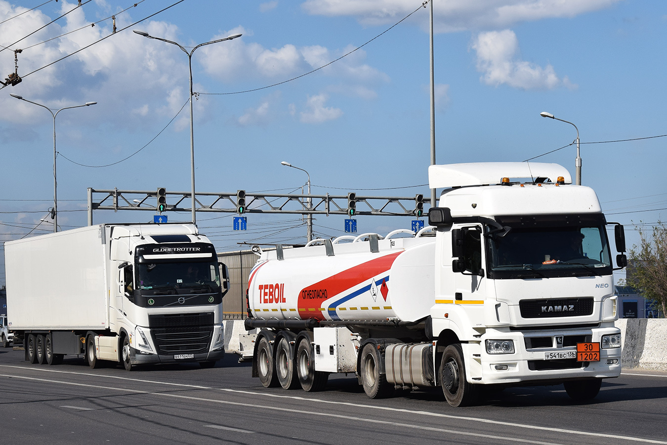 Краснодарский край, № В 411 ЕМ 323 — Volvo ('2020) FH.500; Воронежская область, № У 541 ВС 136 — КамАЗ-5490-S5(87)