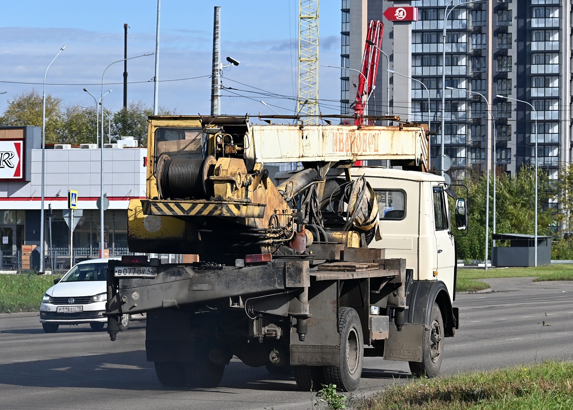 Кемеровская область, № В 077 ОУ 42 — МАЗ-5337 [533700]